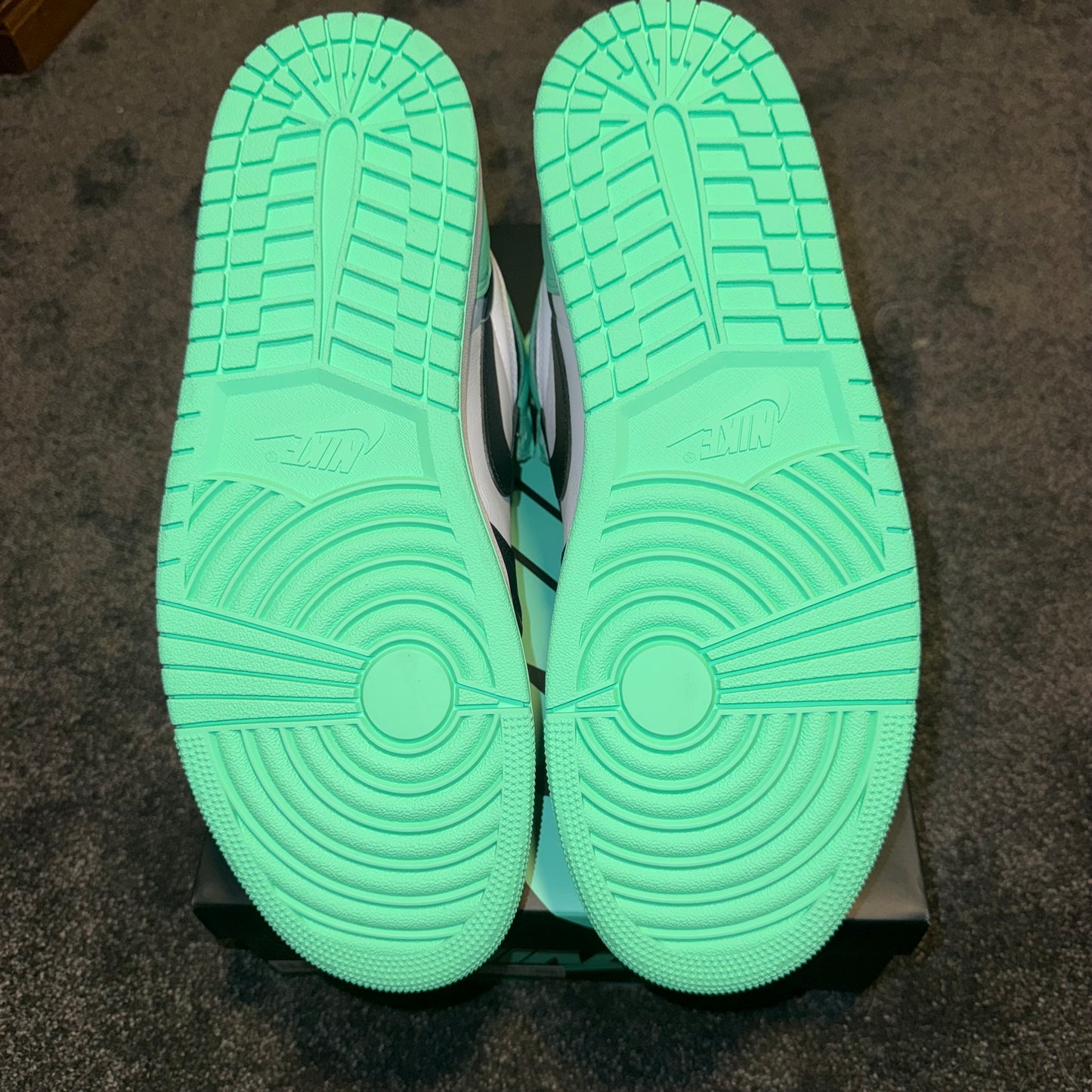 Jordan 1 Retro High OG Green Glow 12M Brand New Authentic