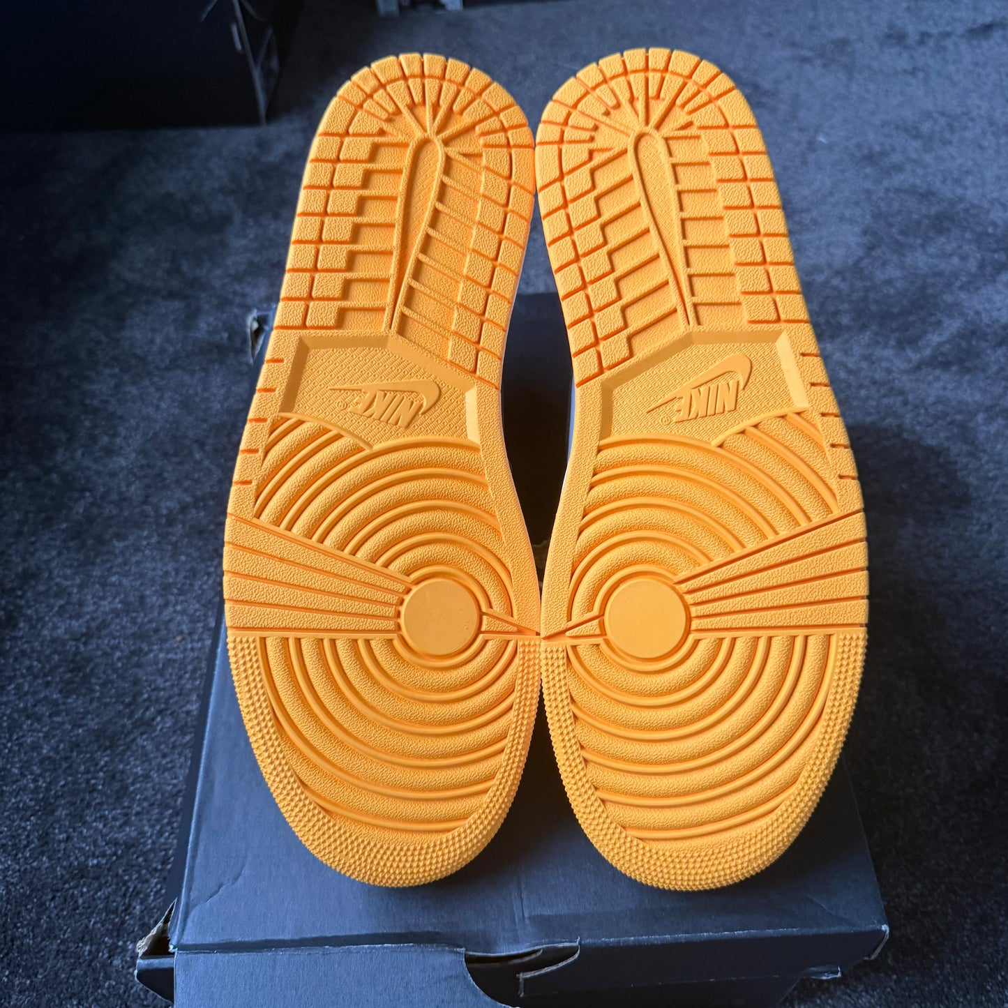 Jordan 1 Mid Taxi 12M  Brand New Authentic