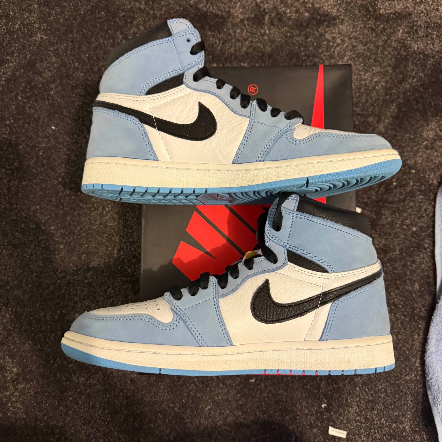 Jordan 1 Retro High OG University Blue 9M  Used Great Condition